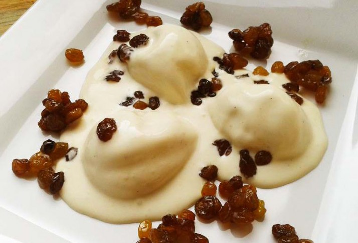 Réaliser une glace maison moka aux raisins secs